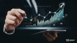 Mão de executivo desenhando gráfico de crescimento financeiro ascendente sobre tablet com ícones de tecnologia e mercado.