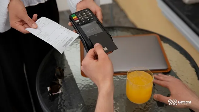 Pagamento com cartão em mesa de café