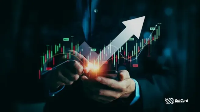 Homem de terno usando smartphone com sobreposição de gráfico financeiro em alta e seta branca subindo.