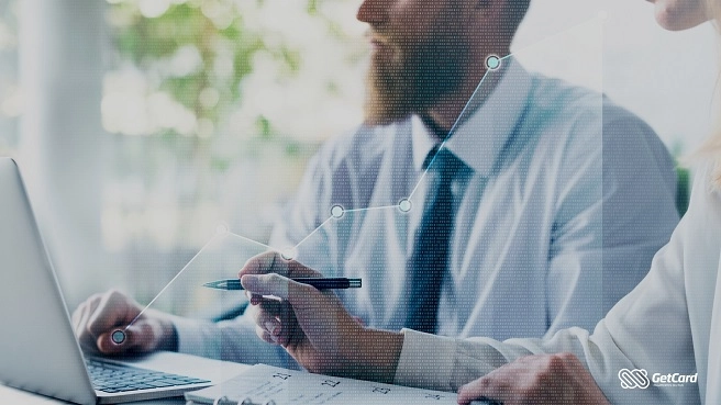 Executivos em reunião analisando gráfico de crescimento digital sobreposto a notebook em ambiente de escritório iluminado.